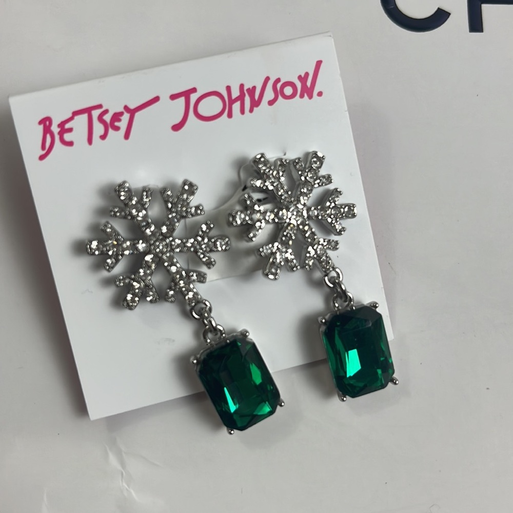 Betsey Johnson Christmas Drop Earrings 3/4”X1 1/2” NWT green emerald color